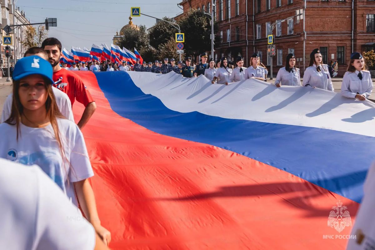 Молодёжный совет МЧС Липецкой области присоединился к шествию с огромным триколором в День Государственного флага Молодёжный совет МЧС Липецкой области присоединился к шествию с огромным триколором в День Государственного флага