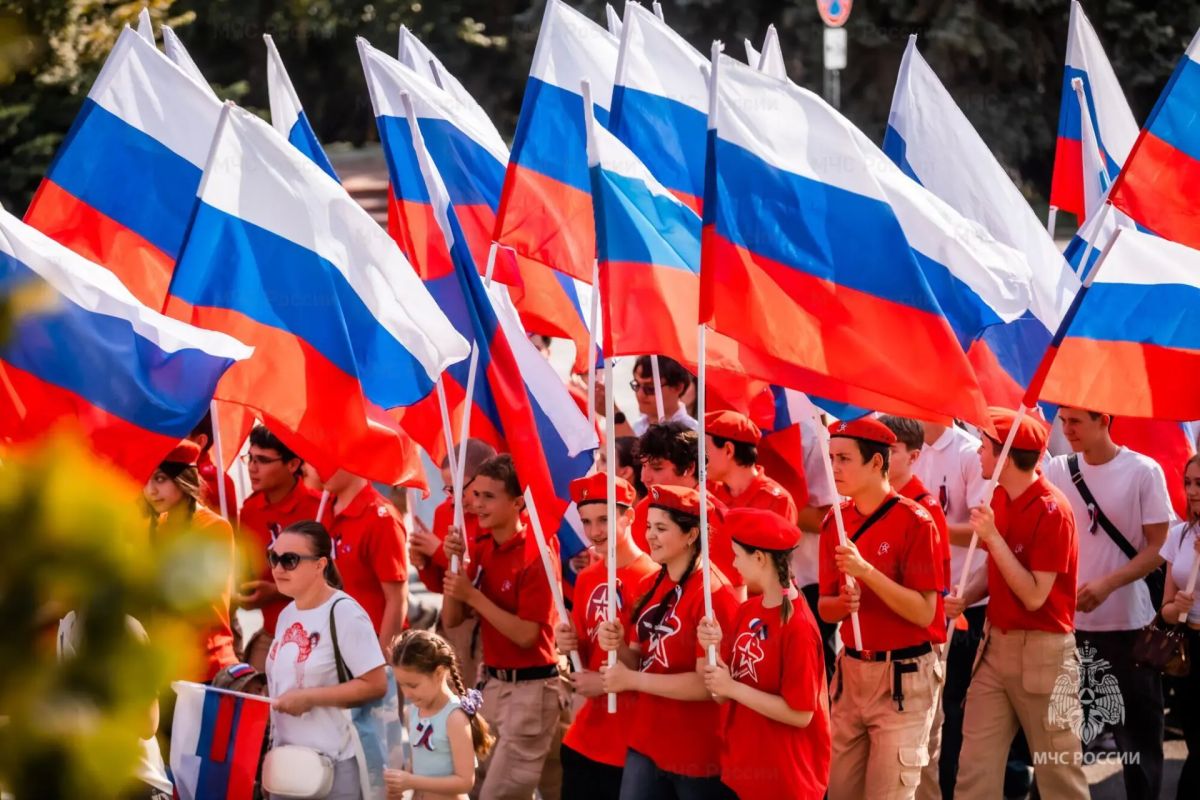Молодёжный совет МЧС Липецкой области присоединился к шествию с огромным триколором в День Государственного флага Молодёжный совет МЧС Липецкой области присоединился к шествию с огромным триколором в День Государственного флага