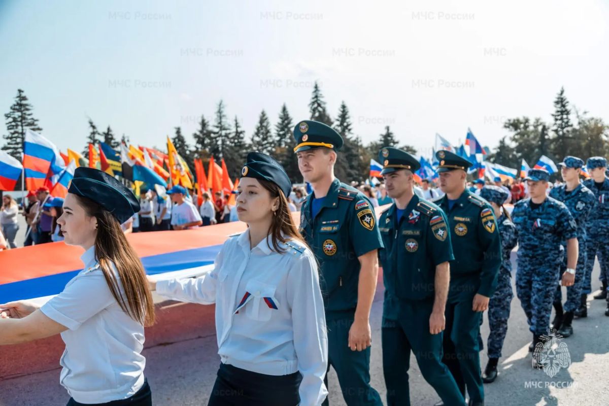 Молодёжный совет МЧС Липецкой области присоединился к шествию с огромным триколором в День Государственного флага Молодёжный совет МЧС Липецкой области присоединился к шествию с огромным триколором в День Государственного флага