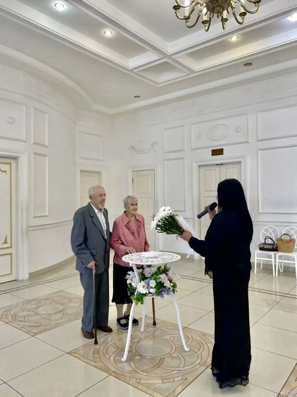 70 лет совместной жизни отметили супруги Власовы из ЛО. У Петра Константиновича и Анны Егоровны трое детей, 8 внуков и 9 правнуков