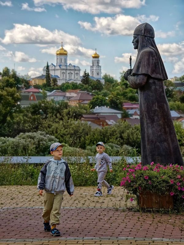 По улицам Ельца прошёлся известный петербургский фотограф Александр Петросян По улицам Ельца прошёлся известный петербургский фотограф Александр Петросян