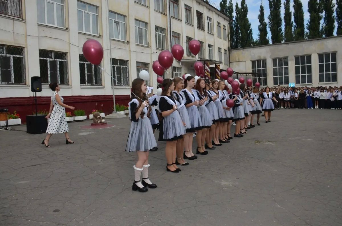 Депутаты горсовета побывали на торжественных линейках в школах в своих округах Депутаты горсовета побывали на торжественных линейках в школах в своих округах