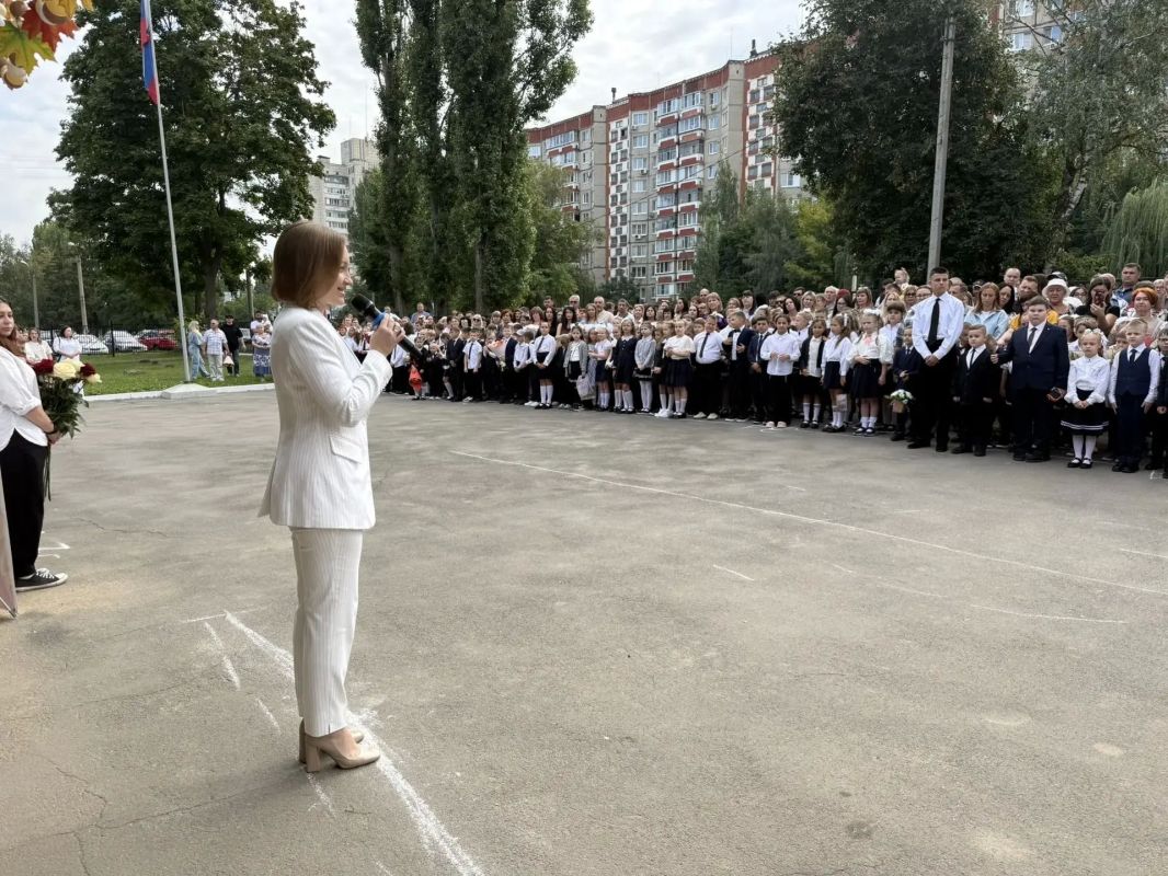 Депутаты горсовета побывали на торжественных линейках в школах в своих округах Депутаты горсовета побывали на торжественных линейках в школах в своих округах