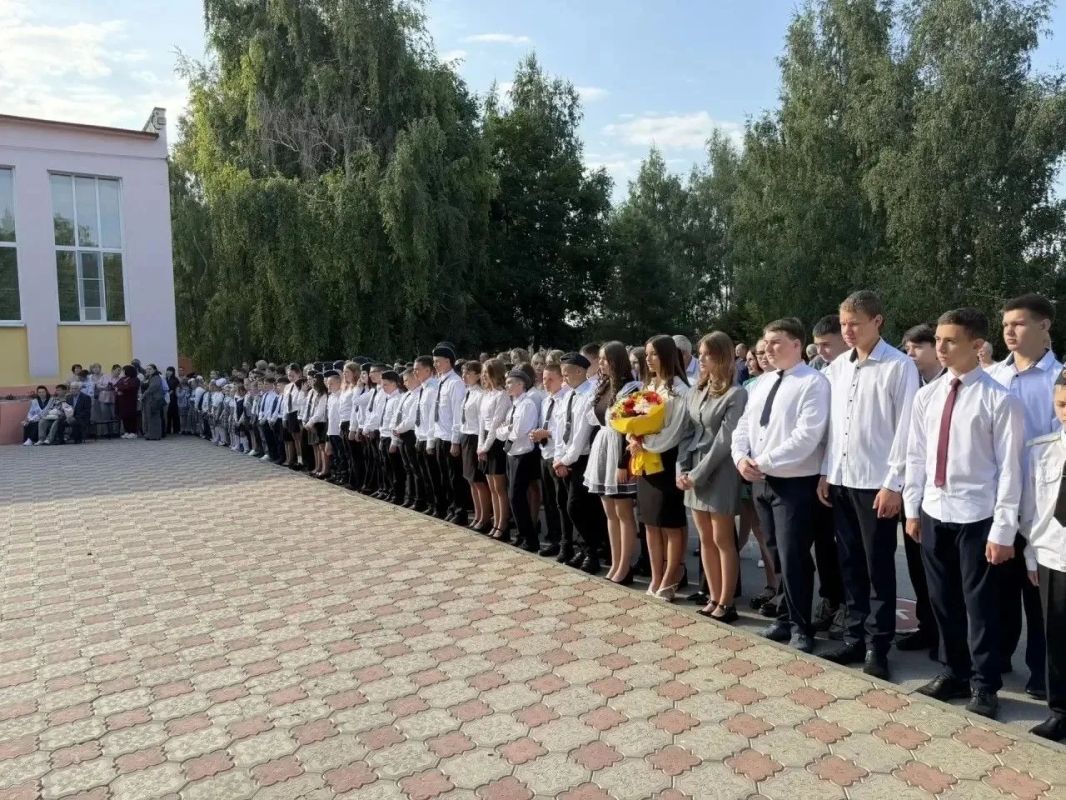 1 сентября в школах и колледжах Липецкой области прошли торжественные линейки, посвящённые Дню знаний! 1 сентября в школах и колледжах Липецкой области прошли торжественные линейки, посвящённые Дню знаний!