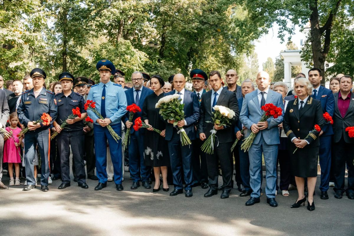 Депутаты горсовета почтили память жертв бесланской трагедии Депутаты горсовета почтили память жертв бесланской трагедии