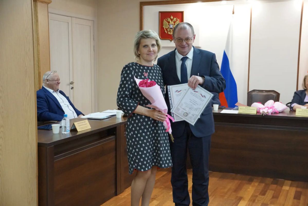 Сегодня председатель регионального избиркома Николай Жуков поблагодарил за работу и вручил: Сегодня председатель регионального избиркома Николай Жуков поблагодарил за работу и вручил: