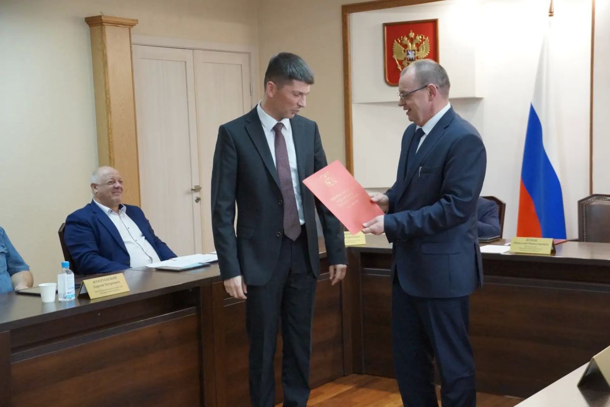 Сегодня председатель регионального избиркома Николай Жуков поблагодарил за работу и вручил: Сегодня председатель регионального избиркома Николай Жуков поблагодарил за работу и вручил: