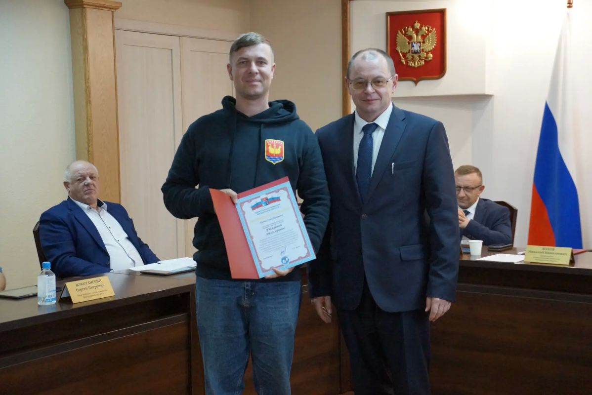 Сегодня председатель регионального избиркома Николай Жуков поблагодарил за работу и вручил: Сегодня председатель регионального избиркома Николай Жуков поблагодарил за работу и вручил: