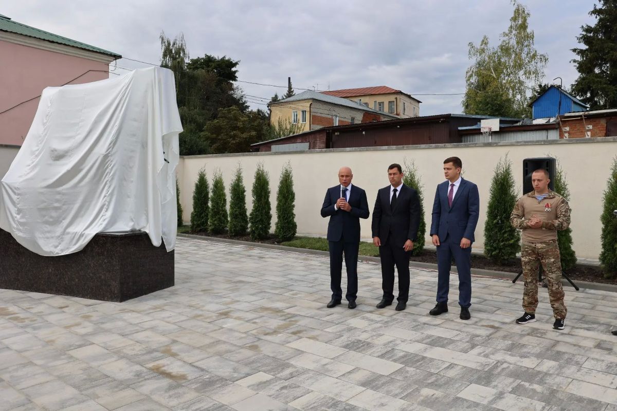 В Ельце открыли мемориал участникам спецоперации В Ельце открыли мемориал участникам спецоперации