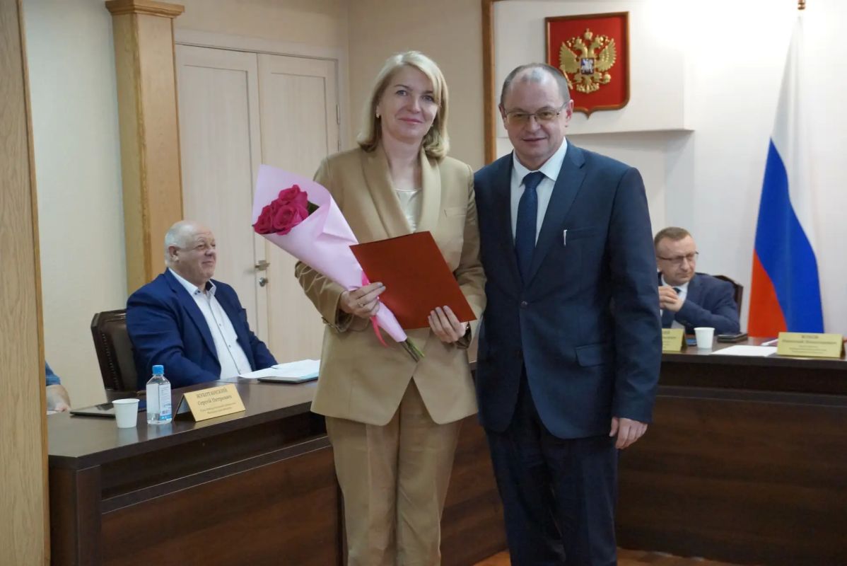 Сегодня председатель регионального избиркома Николай Жуков поблагодарил за работу и вручил: Сегодня председатель регионального избиркома Николай Жуков поблагодарил за работу и вручил: