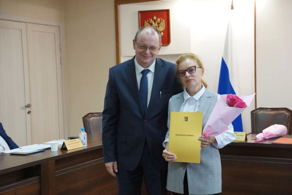 Сегодня председатель регионального избиркома Николай Жуков поблагодарил за работу и вручил: Сегодня председатель регионального избиркома Николай Жуков поблагодарил за работу и вручил: