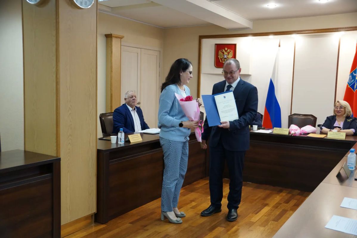 Сегодня председатель регионального избиркома Николай Жуков поблагодарил за работу и вручил: Сегодня председатель регионального избиркома Николай Жуков поблагодарил за работу и вручил: