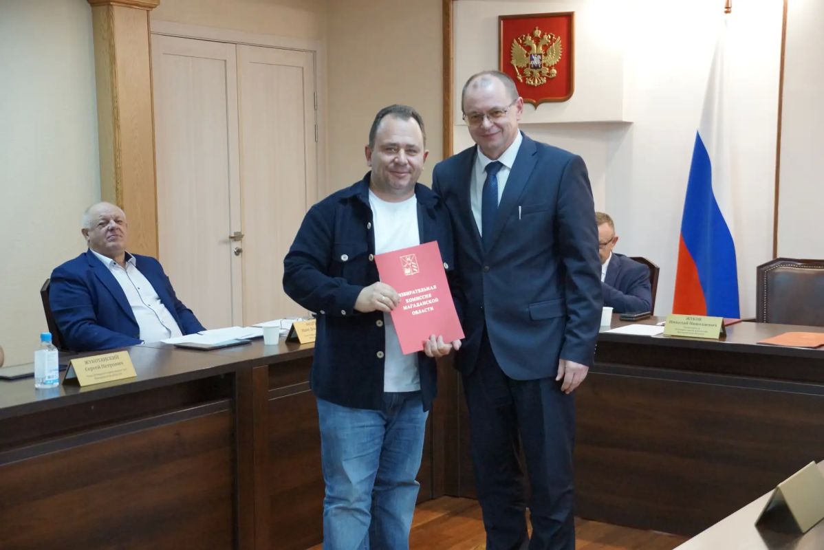 Сегодня председатель регионального избиркома Николай Жуков поблагодарил за работу и вручил: Сегодня председатель регионального избиркома Николай Жуков поблагодарил за работу и вручил: