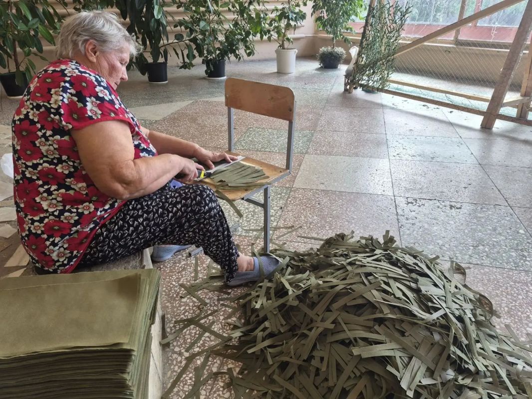 Подбор цвета, нарезка, плетение – все этапы производства масксетей показали волонтёры из Синдякино Хлевенского округа – Донские вести Подбор цвета, нарезка, плетение – все этапы производства масксетей показали волонтёры из Синдякино Хлевенского округа – Донские вести