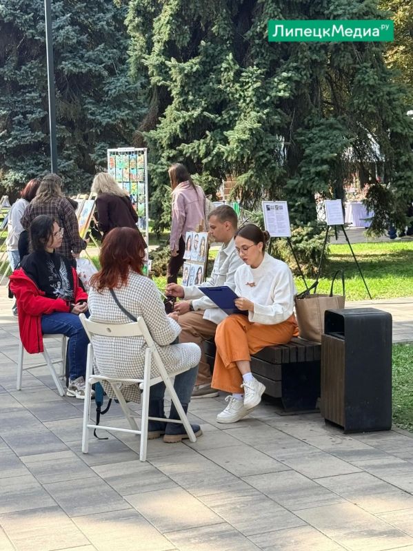 Любители книг, танцев и косплея собрались в Быхановом саду Любители книг, танцев и косплея собрались в Быхановом саду