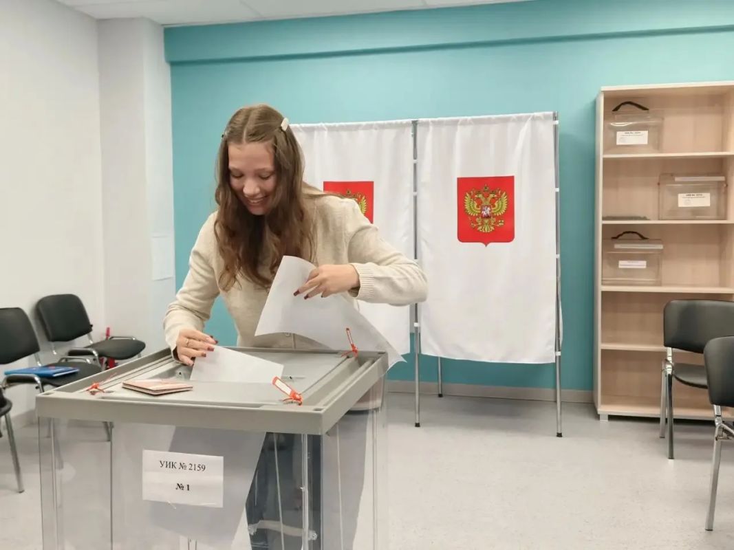 Впервые голосующие сёстры-близняшки из Орехово-Зуева поделились впечатлениями от выборов Впервые голосующие сёстры-близняшки из Орехово-Зуева поделились впечатлениями от выборов