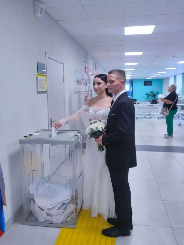 Еще один свадебный фотосет с избирательного участка Еще один свадебный фотосет с избирательного участка