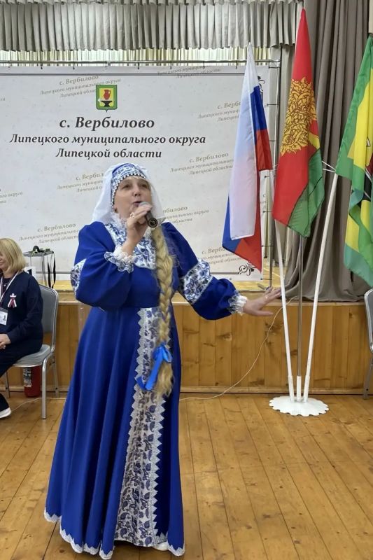 Блондинка с длиннющей косой поет на избирательном участке в Вербилово Липецкого округа Блондинка с длиннющей косой поет на избирательном участке в Вербилово Липецкого округа