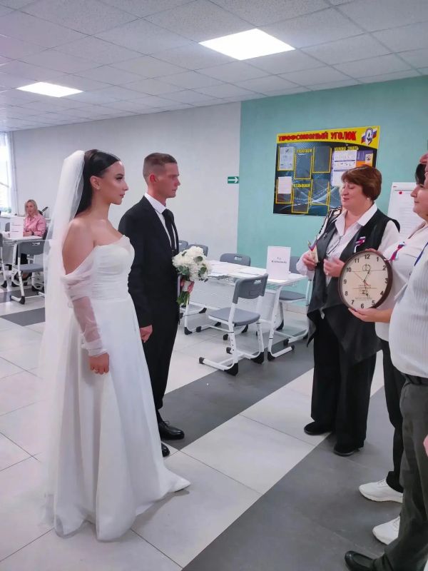 Еще один свадебный фотосет с избирательного участка Еще один свадебный фотосет с избирательного участка