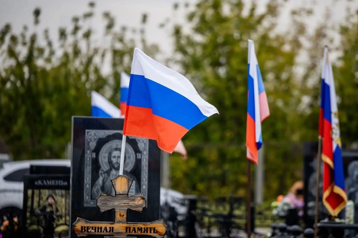 На Аллее славы в Ельце прошёл городской субботник На Аллее славы в Ельце прошёл городской субботник