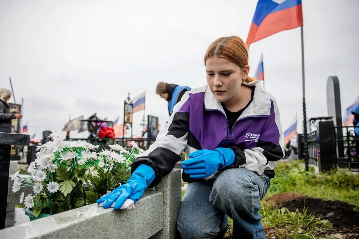 На Аллее славы в Ельце прошёл городской субботник На Аллее славы в Ельце прошёл городской субботник