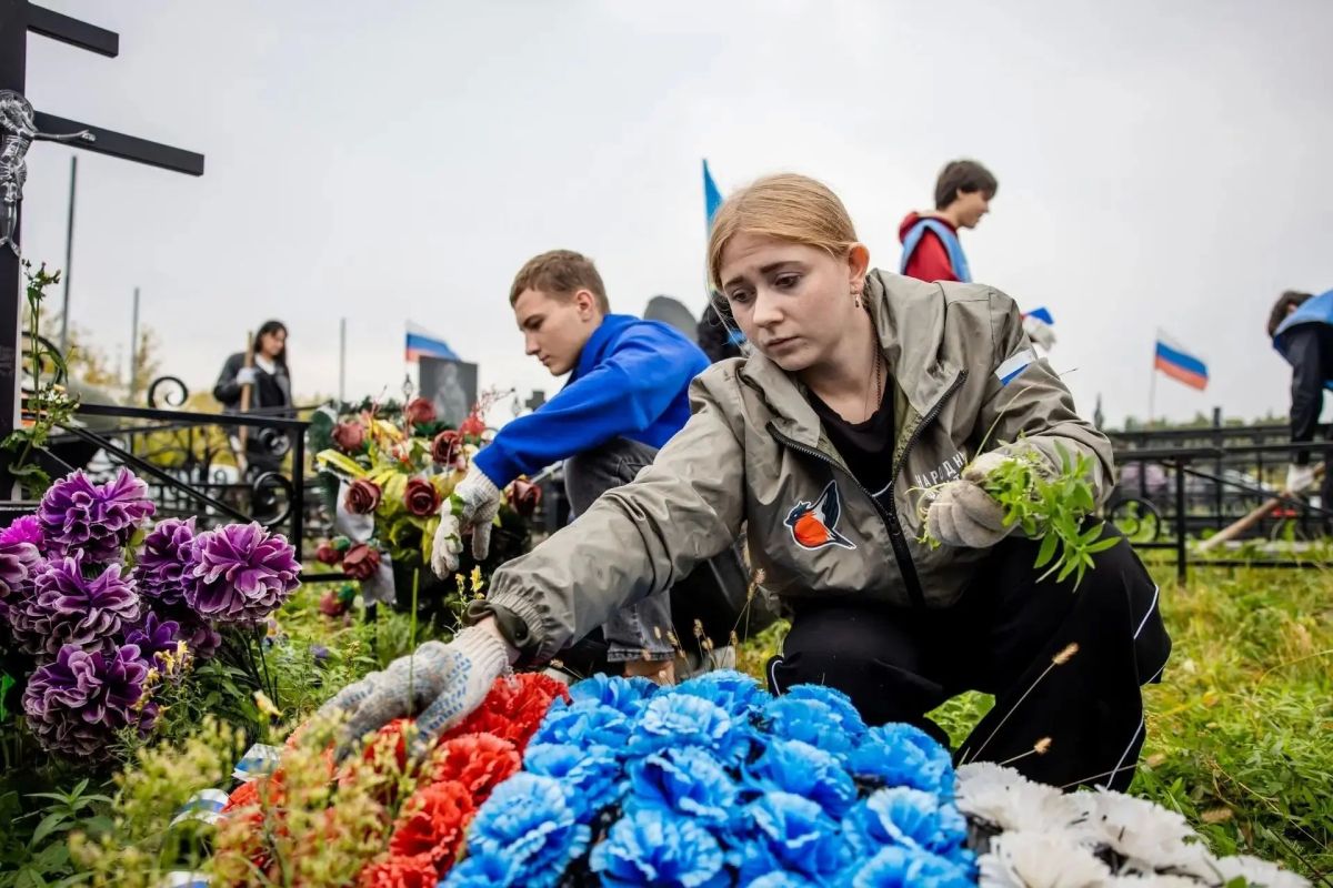 На Аллее славы в Ельце прошёл городской субботник На Аллее славы в Ельце прошёл городской субботник