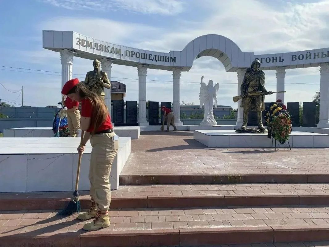 Юнармейцы отряда «Легион» из Липецкого округа взяли под опеку памятник «Землякам, прошедшим огонь войны» Юнармейцы отряда «Легион» из Липецкого округа взяли под опеку памятник «Землякам, прошедшим огонь войны»