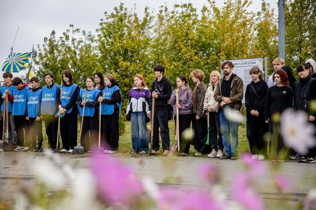 На Аллее славы в Ельце прошёл городской субботник На Аллее славы в Ельце прошёл городской субботник