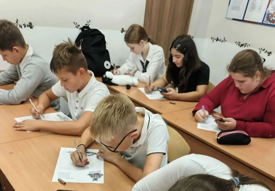 Шестиклассники школы села Сенцово написали письма бойцам, которые защищают Родину на передовой Шестиклассники школы села Сенцово написали письма бойцам, которые защищают Родину на передовой