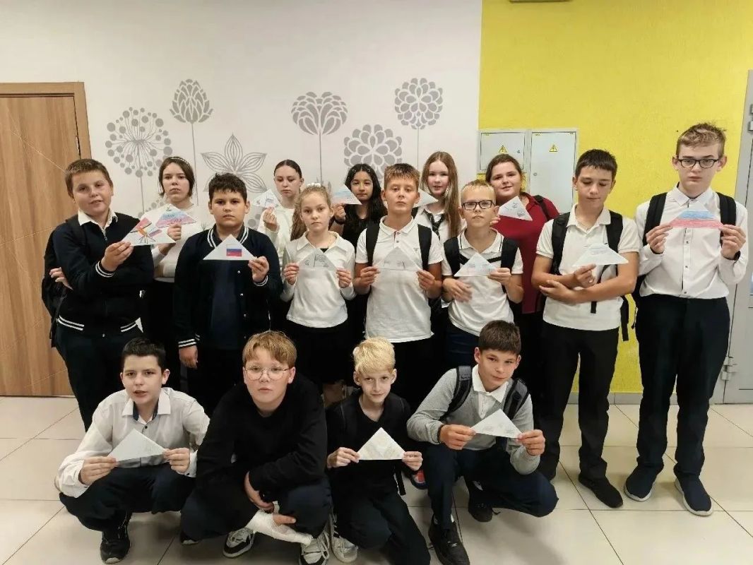 Шестиклассники школы села Сенцово написали письма бойцам, которые защищают Родину на передовой Шестиклассники школы села Сенцово написали письма бойцам, которые защищают Родину на передовой