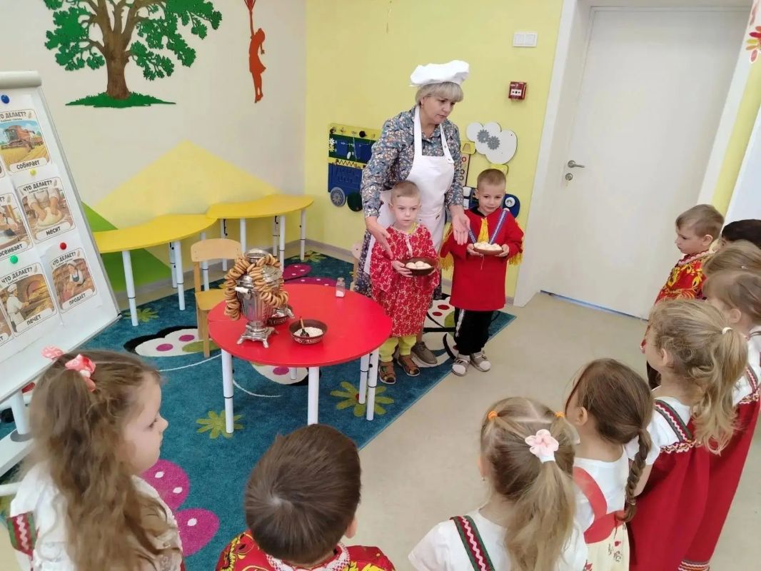 Кокошник, расписную рубаху и сарафан надевай — будем вместе печь румяный каравай Кокошник, расписную рубаху и сарафан надевай — будем вместе печь румяный каравай