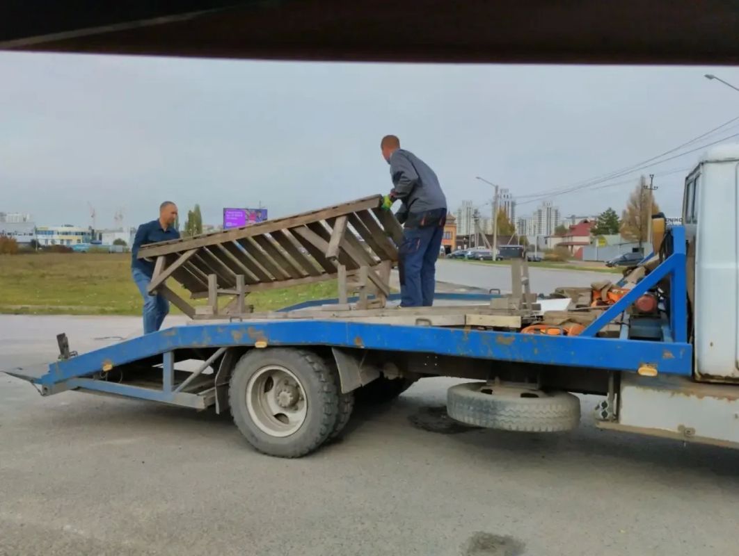 В Липецке вывезли три незаконных торговых объекта В Липецке вывезли три незаконных торговых объекта