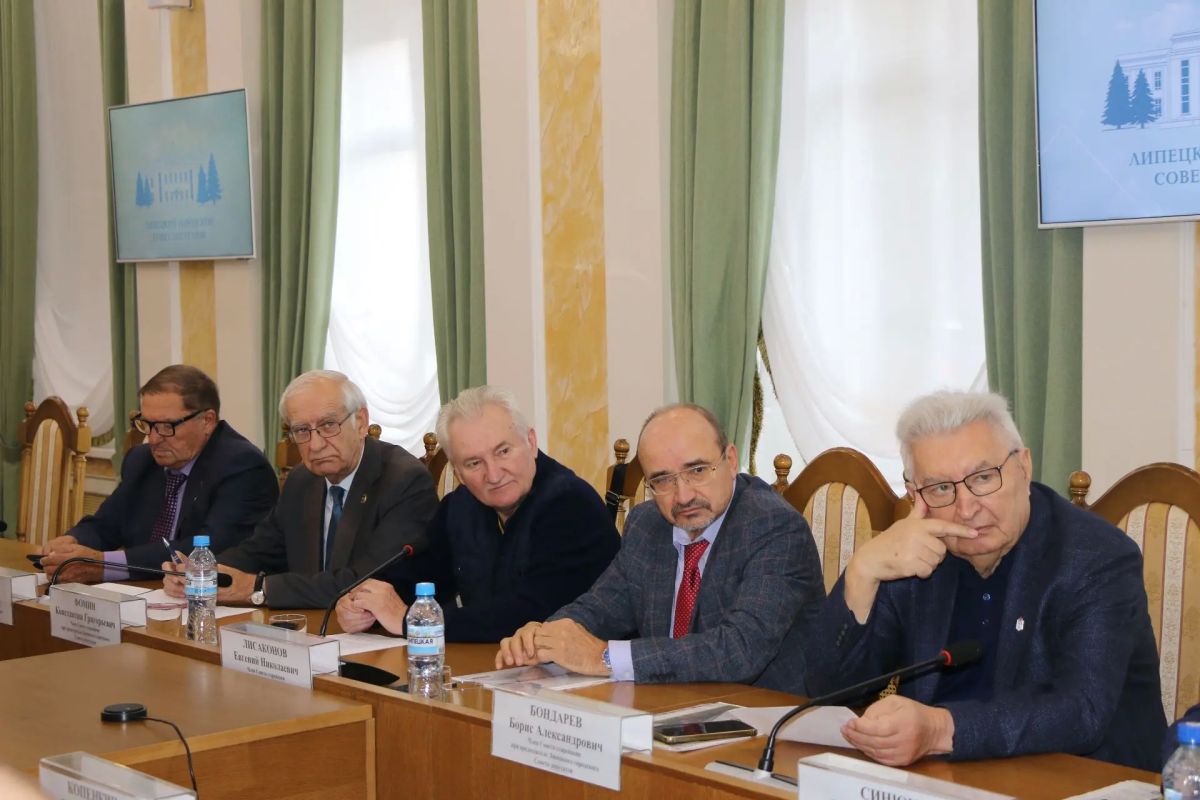 Руководители горсовета и мэр встретились с почетными гражданами Руководители горсовета и мэр встретились с почетными гражданами