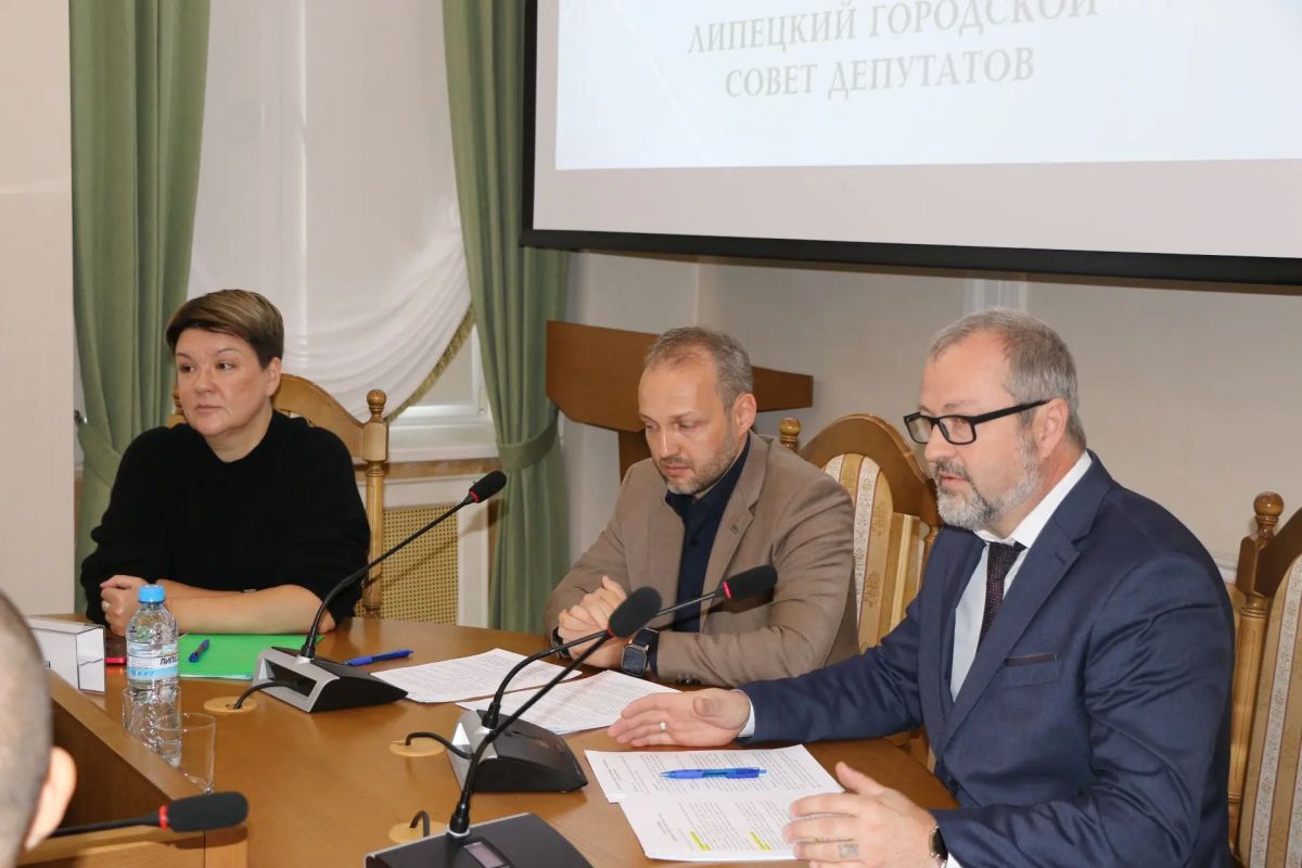 Руководители горсовета и мэр встретились с почетными гражданами Руководители горсовета и мэр встретились с почетными гражданами