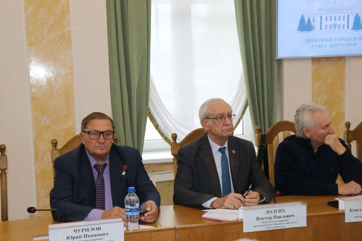 Руководители горсовета и мэр встретились с почетными гражданами Руководители горсовета и мэр встретились с почетными гражданами