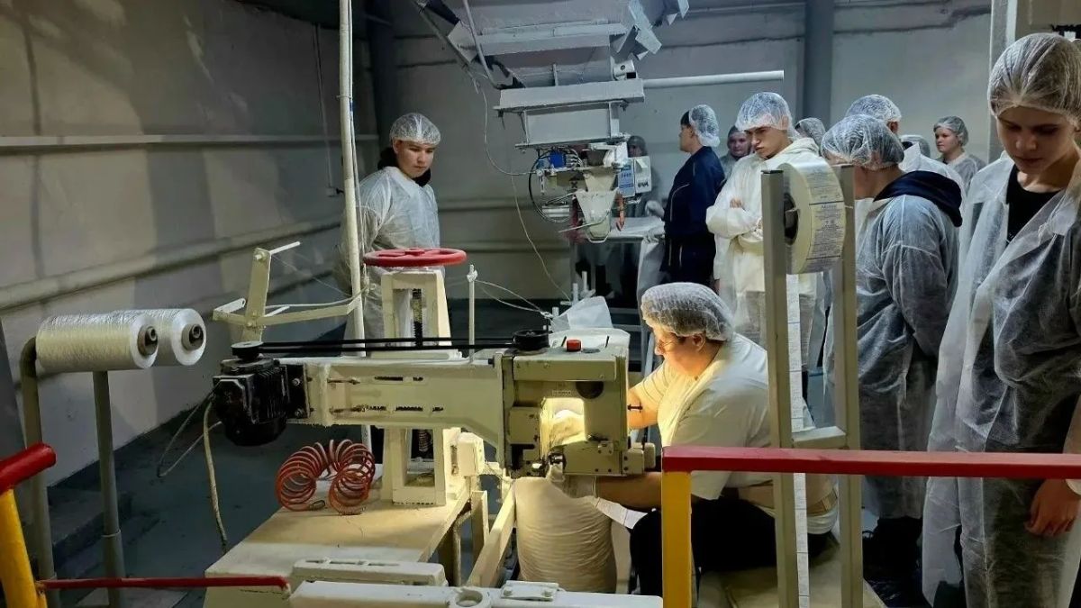 Посмотреть, как производится сахар на Боринском заводе Липецкого округа, приехали местные школьники Посмотреть, как производится сахар на Боринском заводе Липецкого округа, приехали местные школьники