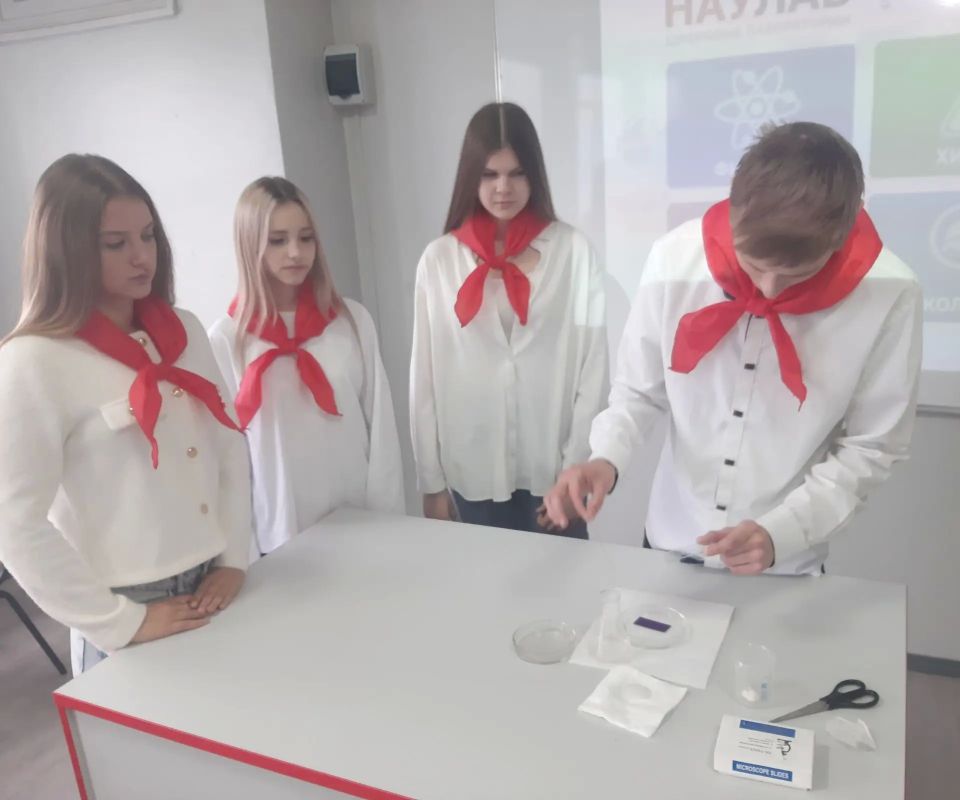 В «Точке роста» грязинские школьники изучили сметану под цифровым микроскопом В «Точке роста» грязинские школьники изучили сметану под цифровым микроскопом