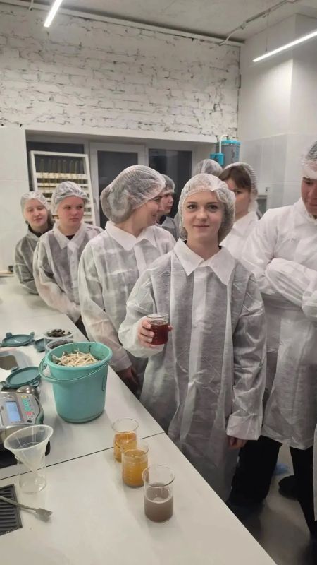 Посмотреть, как производится сахар на Боринском заводе Липецкого округа, приехали местные школьники Посмотреть, как производится сахар на Боринском заводе Липецкого округа, приехали местные школьники