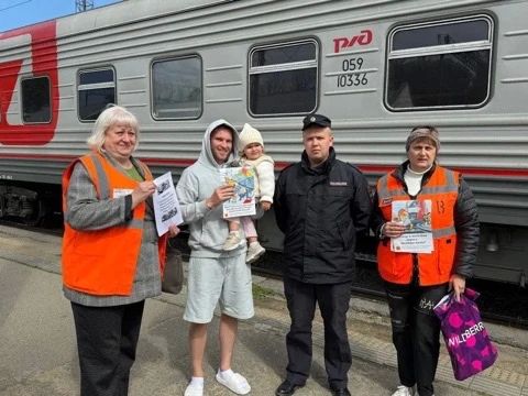 В Ельце транспортные полицейские провели профилактическую акцию «Безопасный транспорт» на железнодорожном вокзале В Ельце транспортные полицейские провели профилактическую акцию «Безопасный транспорт» на железнодорожном вокзале