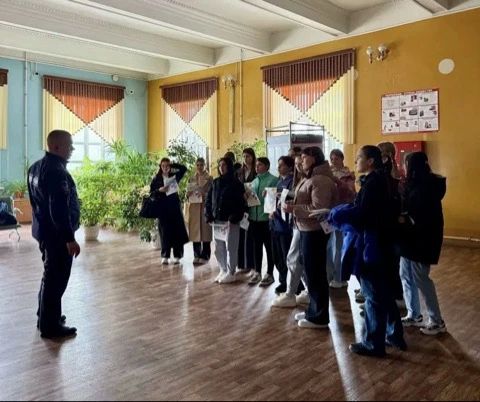 В Ельце транспортные полицейские провели профилактическую акцию «Безопасный транспорт» на железнодорожном вокзале В Ельце транспортные полицейские провели профилактическую акцию «Безопасный транспорт» на железнодорожном вокзале