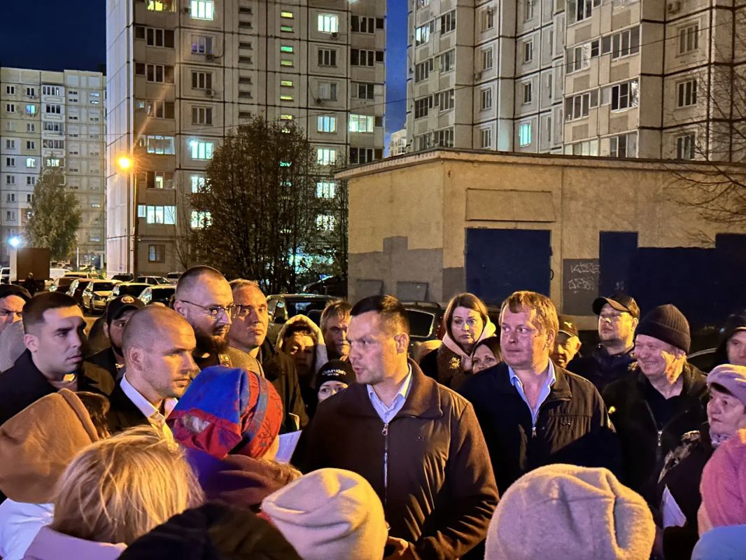 Представители администрации встретились с жителями домов на улице Бунина, чтобы обсудить замену повреждённых окон и положенную компенсацию Представители администрации встретились с жителями домов на улице Бунина, чтобы обсудить замену повреждённых окон и положенную компенсацию